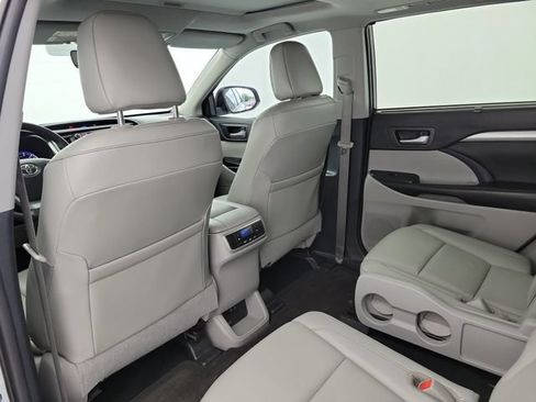 Used 2019 Toyota Highlander XLE FWD image 13