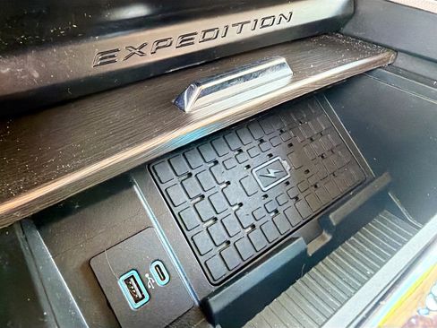 Used 2024 Ford Expedition Limited image 32