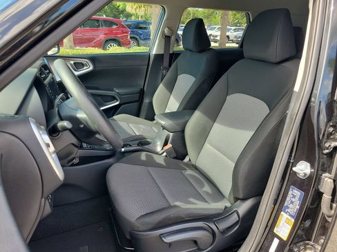 Used 2025 Kia Soul LX w/ LX Technology Package FWD image 14