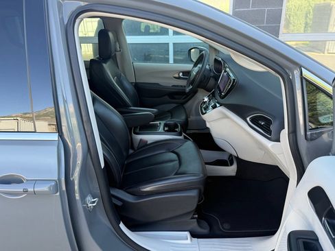 Used 2023 Chrysler Pacifica Touring-L FWD image 44