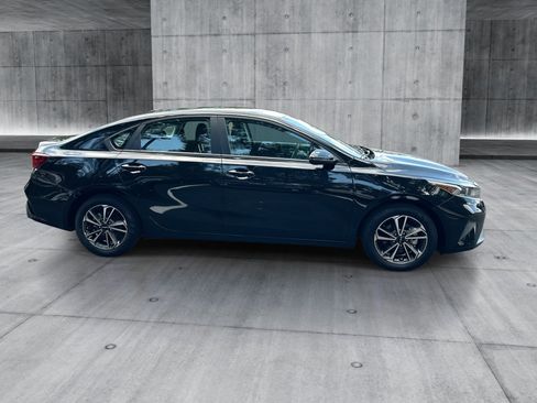 Used 2023 Kia Forte LXS w/ LXS Technology Package FWD image 9