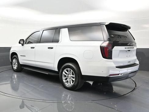 Used 2025 Chevrolet Suburban LS RWD image 3