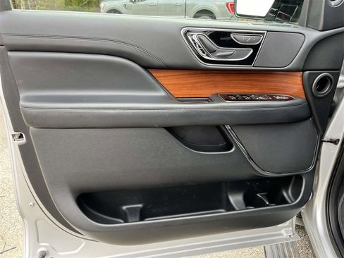 Used 2019 Lincoln Navigator Select image 14