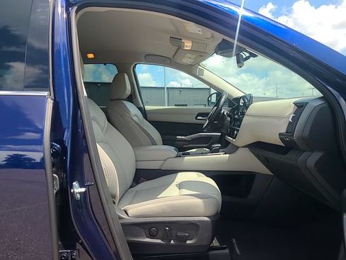 Used 2023 Nissan Pathfinder SL AWD/4WD image 27