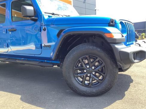 Used 2022 Jeep Gladiator Sport AWD/4WD image 3