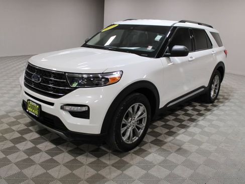 Used 2022 Ford Explorer XLT w/ Equipment Group 202A image 3