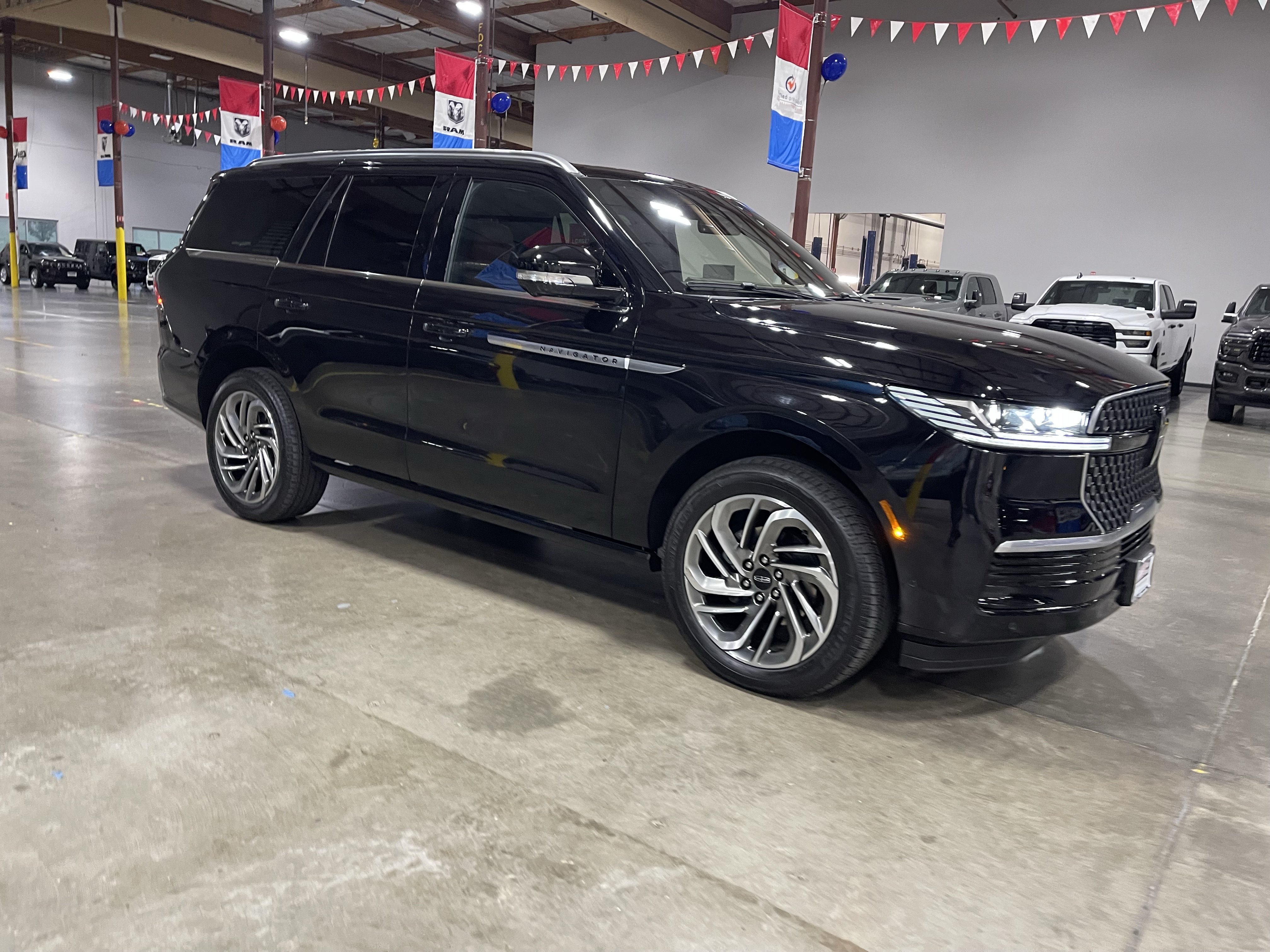 Used 2025 Lincoln Navigator Reserve AWD/4WD image 7
