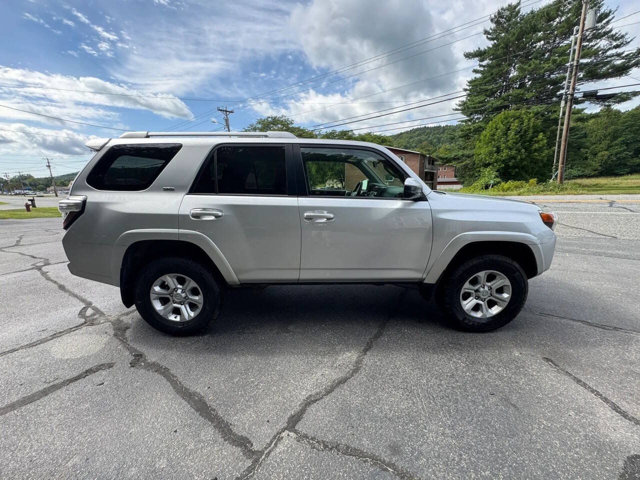 Used 2017 Toyota 4Runner SR5 AWD/4WD image 3