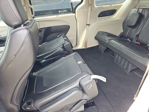 Used 2020 Chrysler Pacifica Limited image 17