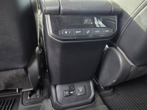 Used 2021 Toyota Highlander Limited image 28