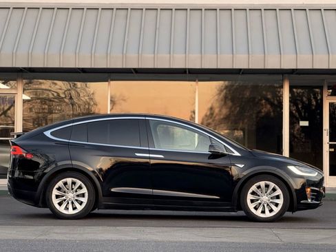 Used 2016 Tesla Model X 75D image 5