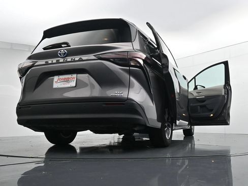 Used 2024 Toyota Sienna XLE FWD image 41