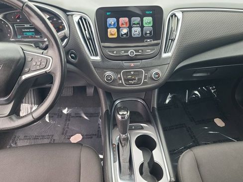 Used 2018 Chevrolet Malibu LT image 16