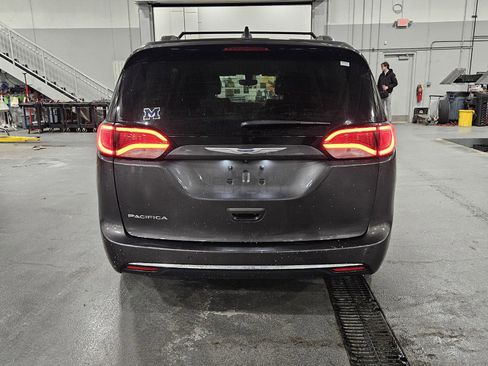 Used 2018 Chrysler Pacifica Touring-L image 5