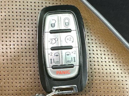 Used 2020 Chrysler Pacifica Limited FWD image 38