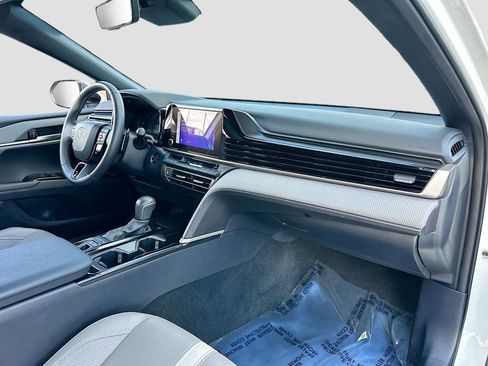 Used 2025 Toyota Camry SE w/ Convenience Package image 26