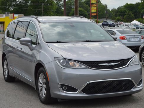 Used 2017 Chrysler Pacifica Touring-L FWD image 2