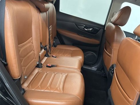 Used 2017 Nissan Rogue SL w/ SL Premium Package image 32