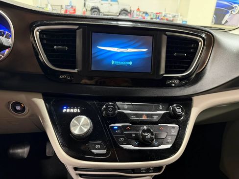 Used 2020 Chrysler Voyager LX FWD image 40