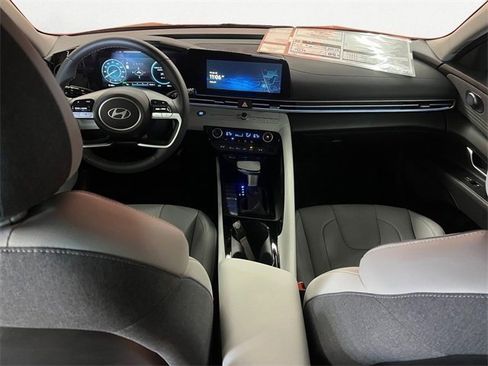 Certified 2025 Hyundai Elantra Limited image 11
