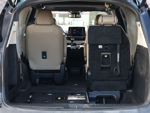 Used 2024 Toyota Sienna XLE image 34