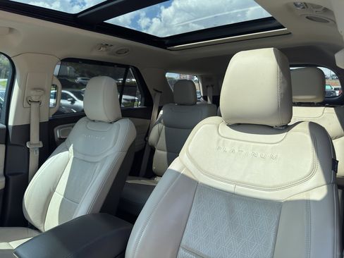 Used 2020 Ford Explorer Platinum w/ Premium Technology Package image 6