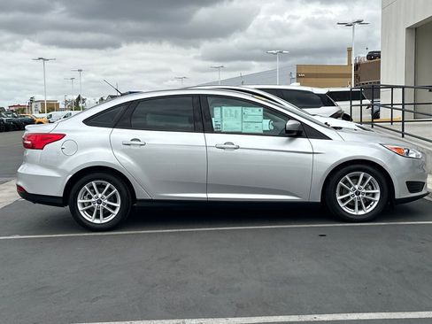 Certified 2018 Ford Focus SE FWD image 2