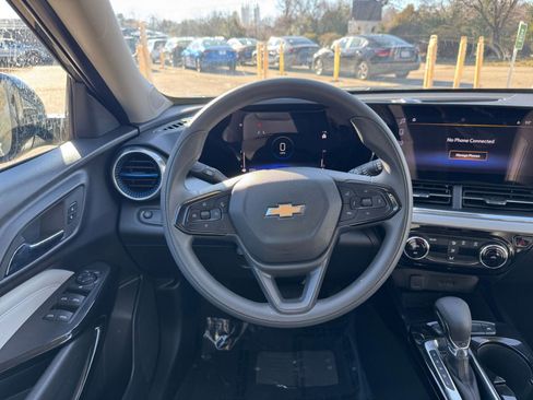 Used 2025 Chevrolet Trax LT image 29