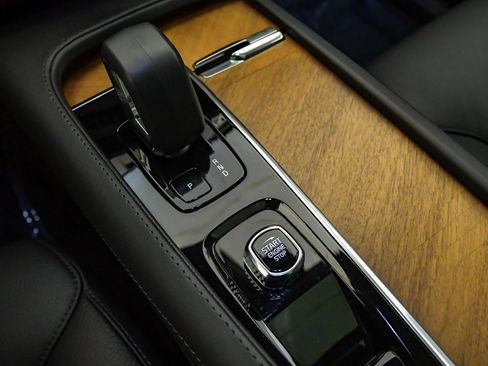 Certified 2025 Volvo XC90 B6 Plus image 25