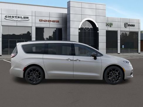 New 2026 Chrysler Pacifica Limited w/ Trailer Tow Group image 24