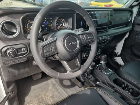 Used 2025 Jeep Gladiator Sport AWD/4WD image 14