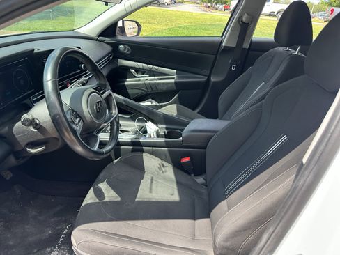 Used 2022 Hyundai Elantra SEL w/ Convenience Package FWD image 19