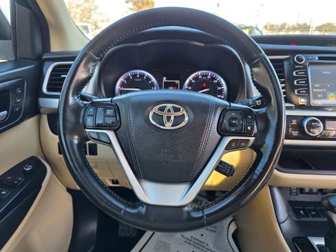Used 2017 Toyota Highlander Limited image 18