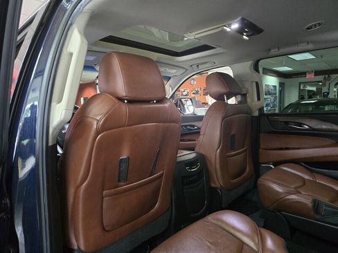 Used 2018 Cadillac Escalade Premium Luxury AWD/4WD image 12