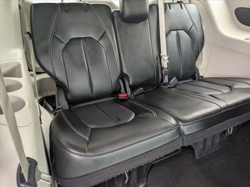 Used 2023 Chrysler Pacifica Touring-L FWD image 18