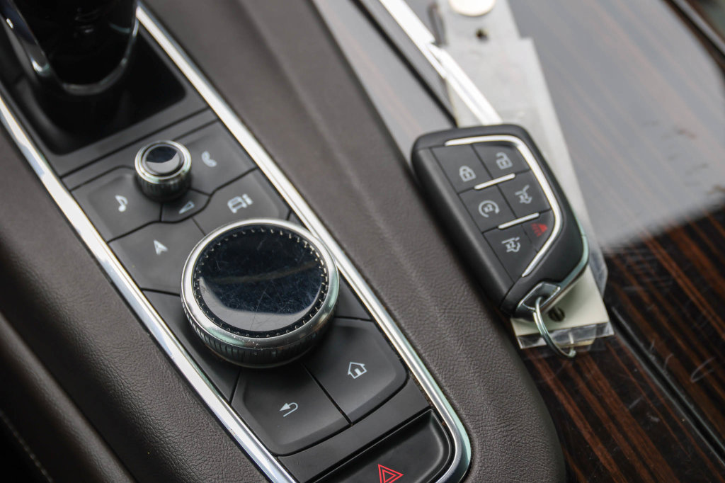 Used 2023 Cadillac Escalade Premium Luxury RWD image 31