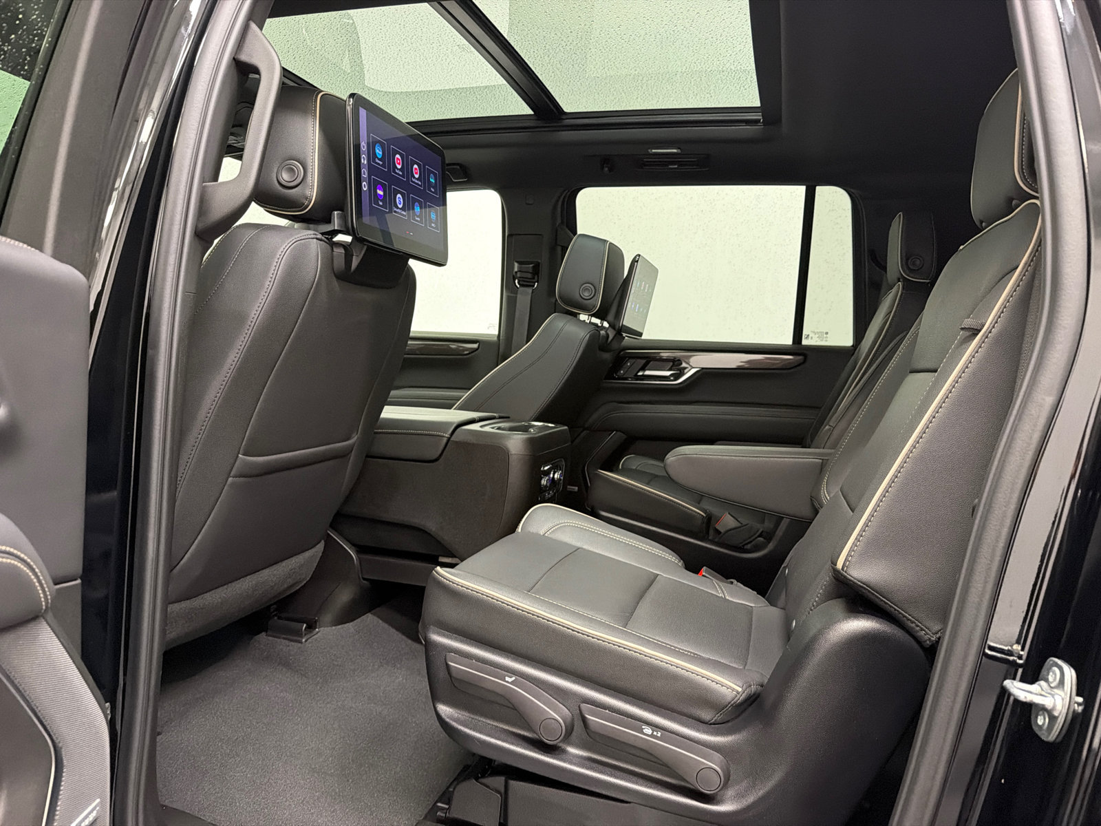 Used 2025 GMC Yukon XL Elevation w/ Elevation Premium Package AWD/4WD image 26