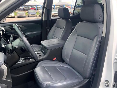 Used 2021 Chevrolet Traverse LT image 8