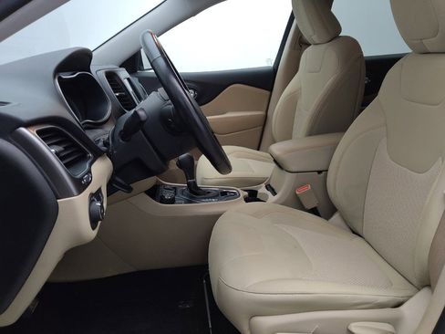 Used 2019 Jeep Cherokee Latitude w/ Cold Weather Group AWD/4WD image 17