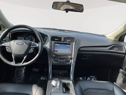 Used 2018 Ford Fusion SE w/ Equipment Group 201A FWD image 6