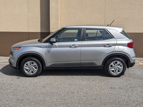 New 2025 Hyundai Venue SE image 9