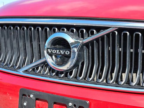 Used 2021 Volvo XC40 T5 Momentum w/ Protection Package Premier image 11