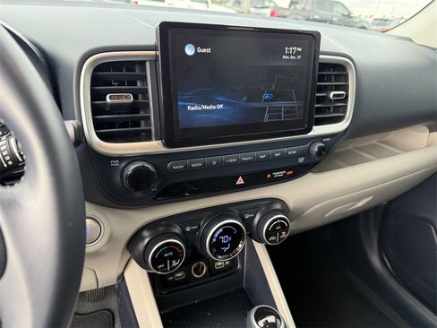 Used 2022 Hyundai Venue Limited image 17