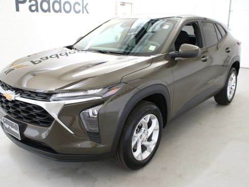 Used 2024 Chevrolet Trax LS w/ LS Convenience Package FWD image 3