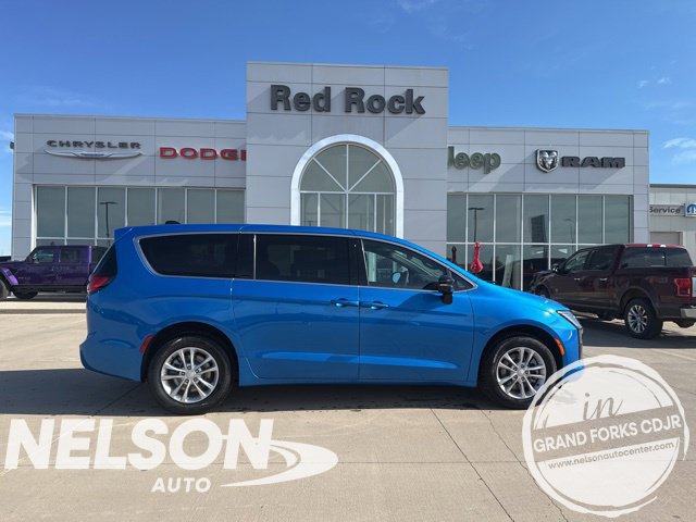 New 2027 Chrysler Pacifica Select AWD/4WD image 1