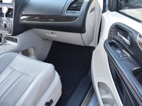 Used 2013 Chrysler Town & Country Touring-L w/ Entertainment Group #2 FWD image 10