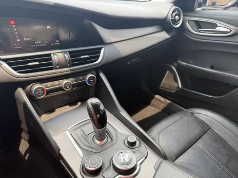 Used 2017 Alfa Romeo Giulia w/ Sport Appearance Package RWD image 18
