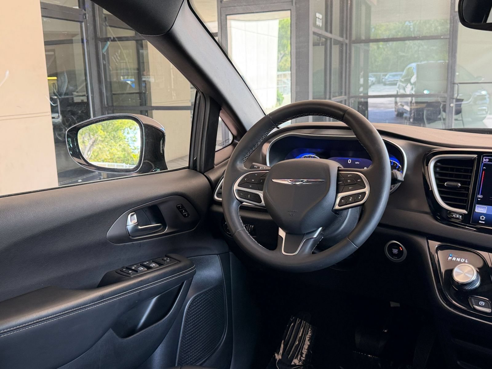 Used 2025 Chrysler Pacifica Select FWD image 32