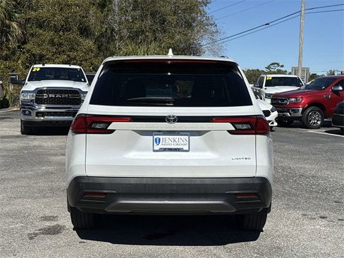 Used 2024 Toyota Grand Highlander Limited image 10