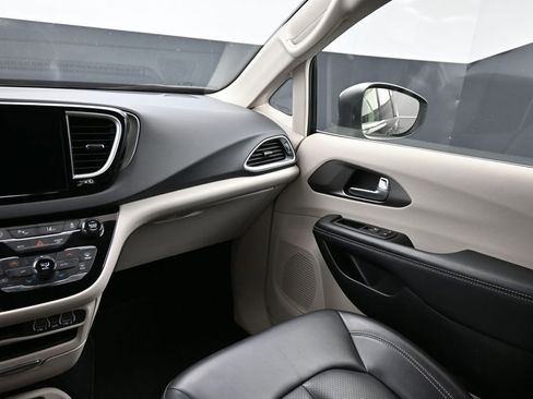 Used 2023 Chrysler Pacifica Touring-L FWD image 14